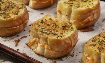 Ekmekle yapılan en lezzetli tarif olabilir! Sarımsaklı ekmek şöleni