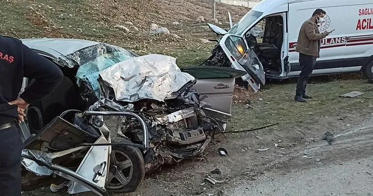 SON DAKİKA HABERİ: Katiliam gibi kaza! Ambulansla otomobil kafa kafaya çarpıştı: 3 ölü, 3 yaralı