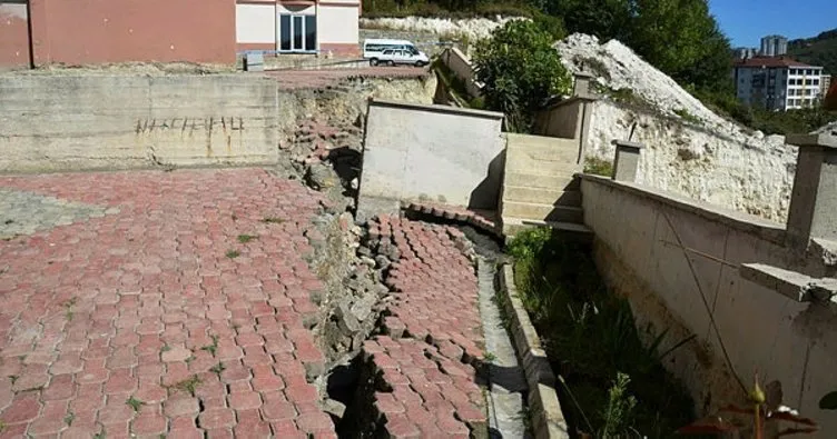 Kazı sırasında toprak kaydı, 56 dairelik site boşaltıldı