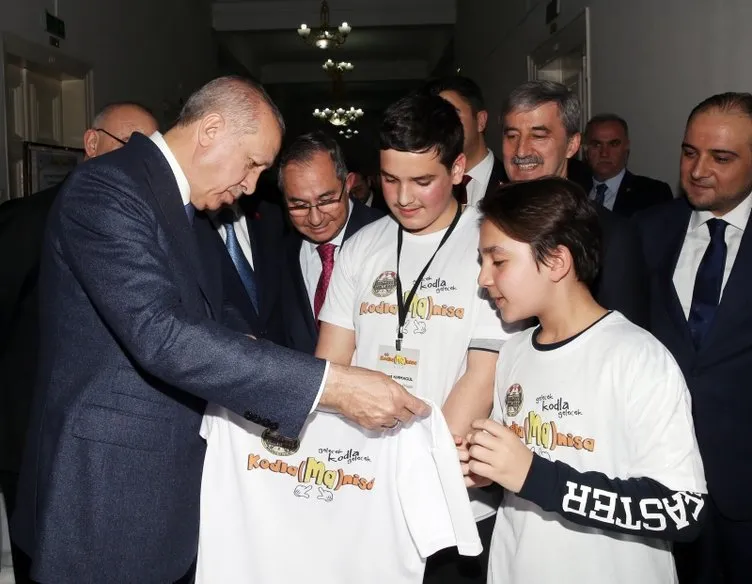 Başkan Erdoğan öğrencilerin projelerini inceledi