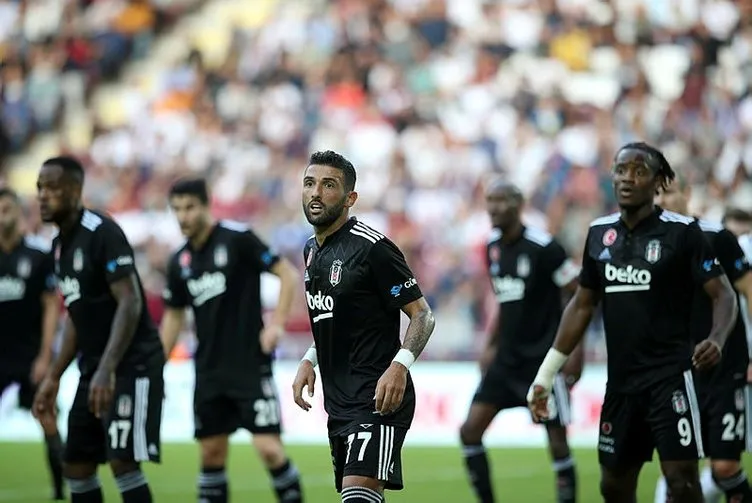 Son dakika: Beşiktaş’ın yıldızlarına eleştiri! ’Futbol yürüyerek oynansaydı Alex...’