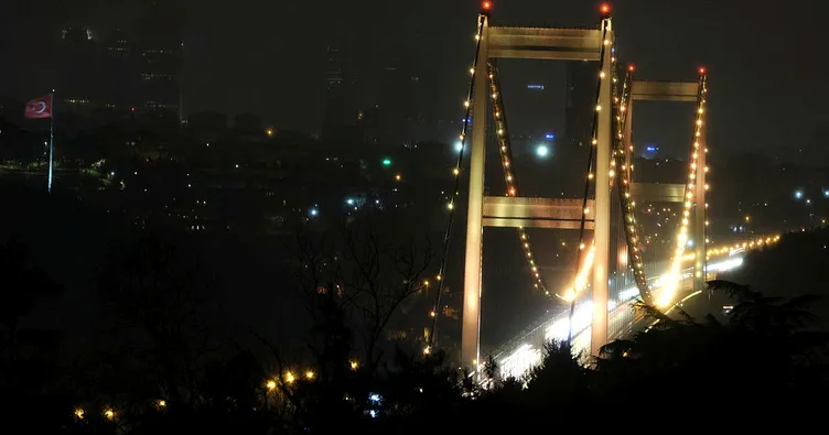 FSM Köprüsü sarı renge büründü