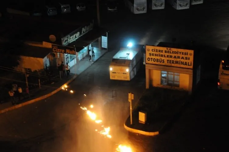 Şırnak’ta PKK’lılar sokakları ateşe verdiler