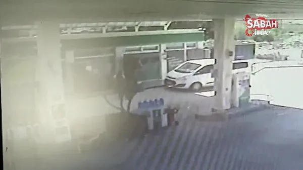 Kırıkkale'de seyir halindeki otomobilin fırlayan tekerleğinin akaryakıt istasyonuna dalma anı kamerada | Video