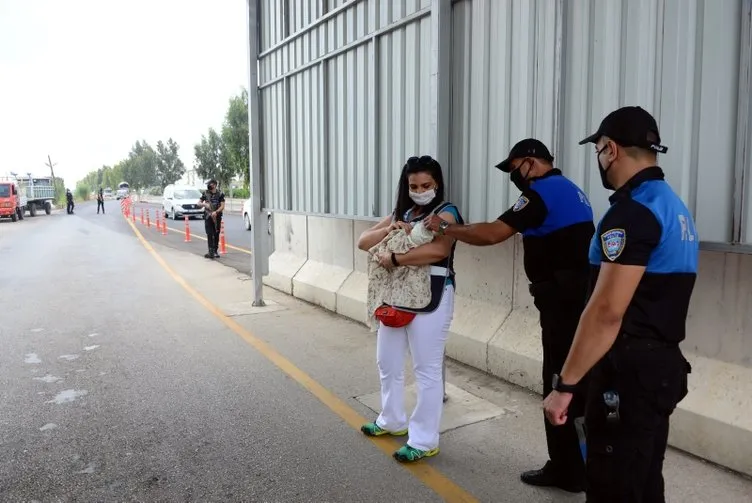 Ebelik yapan kadın polis, başarı belgesi ile ödüllendirildi