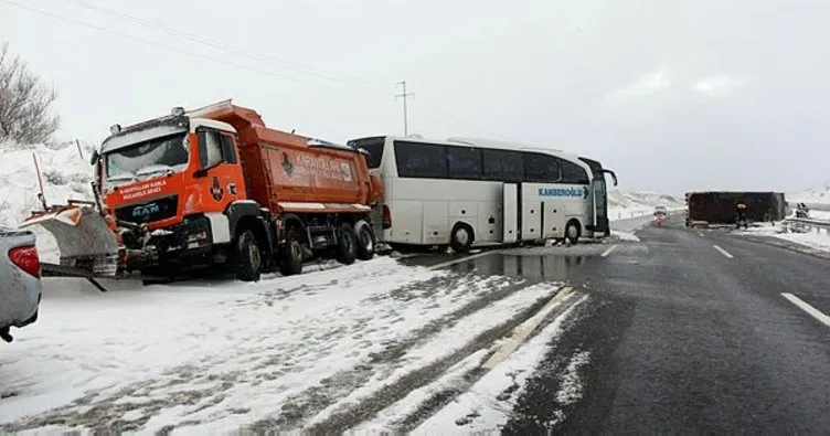 Karla mücadele aracı, otobüs ve minibüsle çarpıştı: 6 yaralı