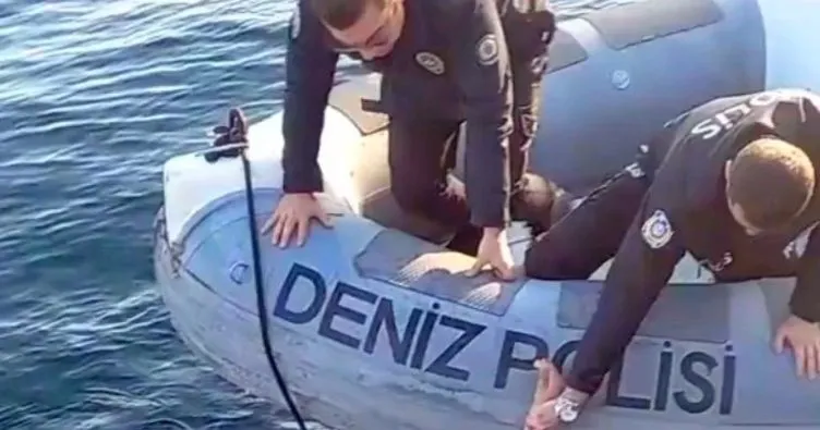 Haliç’te fotoğraf çektirirken denize düştü polis kurtardı
