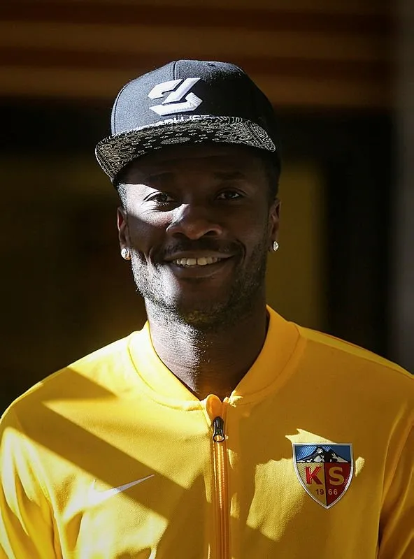 Asamoah Gyan: Devre arasında namaz kılan futbolcuları görünce...
