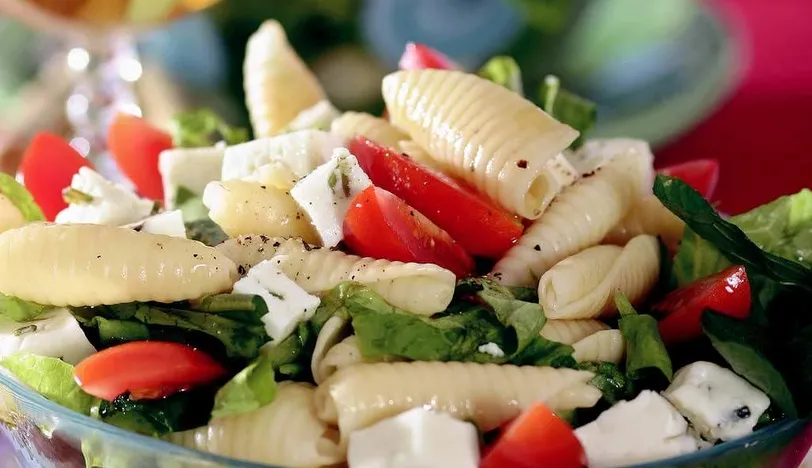 Otlu Peynirli Makarna Salatası