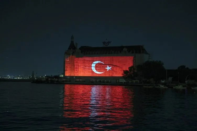 Son dakika: İstanbul’un simge yapılarında 15 Temmuz’u anlatan mapping gösteri