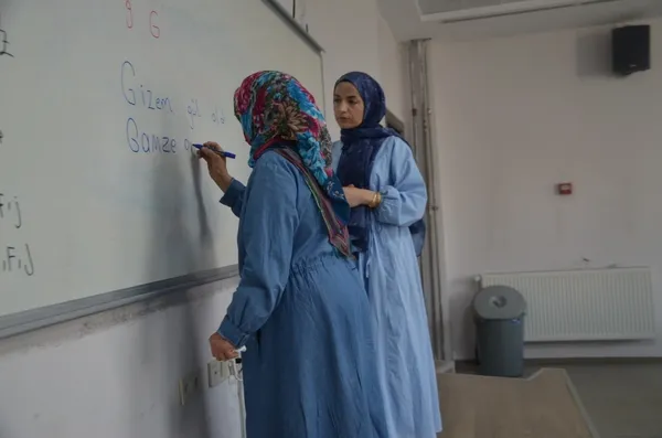 musta-universitede-kadinlar-okuma-yazma-ogrenmenin-heyecanini-yasiyor-1784639849898.jpg