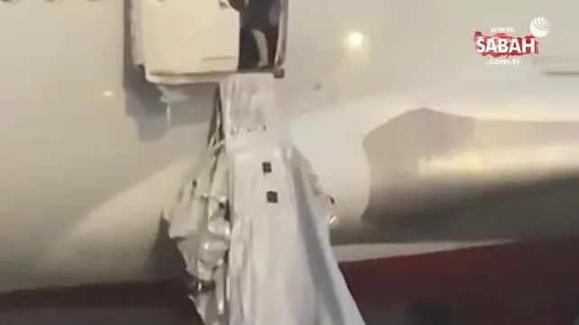 Sıcaktan bunalan yolcular, uçağın acil durum kapısını açtı | Video