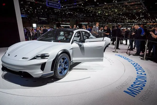 Porsche'un Mission E Cross Turismo modeli Tesla Model X'e rakip olacak