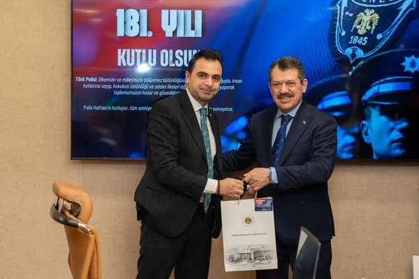 izmir-cumhuriyet-bassavcisi-ali-yeldan-polis-memurlarini-misafir-etti-1775821232592.jpg