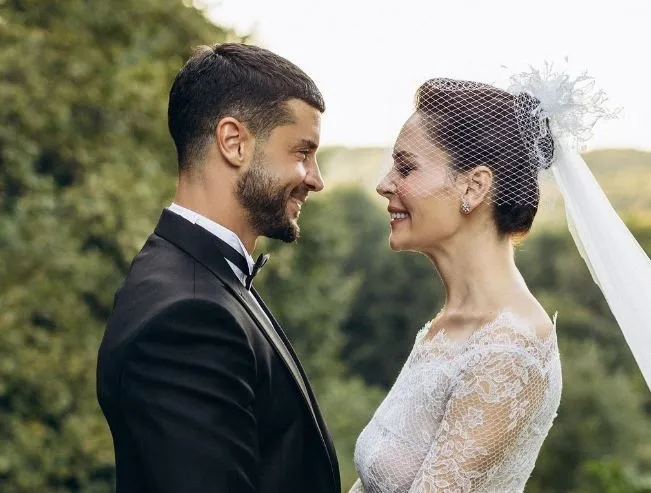 Berk Oktay’ın güzel eşi Yıldız Çağrı Atiksoy’dan minik kızıyla siyah beyaz poz! Zaman durdu, ötesi yok