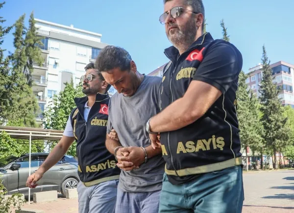 antalya-havalimani-dis-hatlar-onunde-sevgilisini-olduren-polis-tutuklandi-1787392511922.jpeg