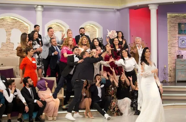 Türkiye'nin konuştuğu damat adayı Caner canlı yayında mutluluğa 'evet' dedi