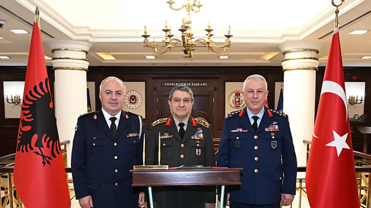 Bayraktaroğlu, Arnavutluk Hava Kuvvetleri Komutanını kabul etti Bayraktaroğlu, Arnavutluk Hava Kuvvetleri Komutanını kabul etti