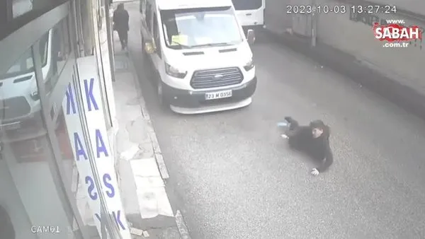 Karşıya geçmek isteyen çocuğa minibüs çarptı | Video