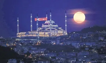 Süper Ay İstanbul’un simgeleriyle buluştu