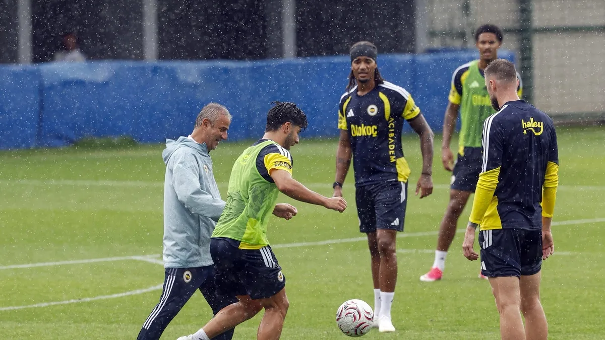 Fenerbahçe futbol takımı antrenman yaparken