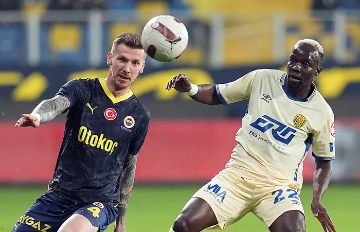 son-dakika-haberi-ziraat-turkiye-kupasinda-ilk-yari-finalist-mke-ankaragucu-fenerbahce-erken-veda-etti-1709062616523.jpeg
