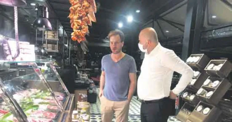 Kahvaltıya bekliyor