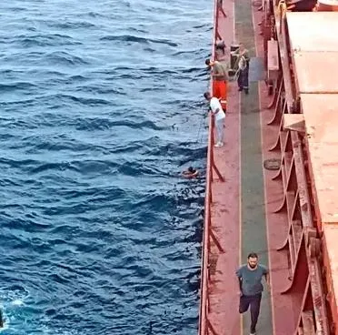 turkeli-aciklarinda-seyir-halindeki-gemiden-denize-dusen-2inci-kaptan-20-saat-sonra-kurtarildi-1693566788030.jpg