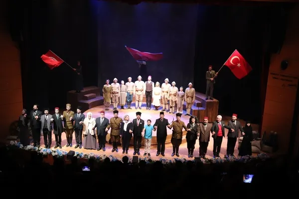 cumhuriyete-dogru-tiyatro-oyununda-110-kisilik-dev-kadrodan-gazze-mesaji-1706864711484.jpg