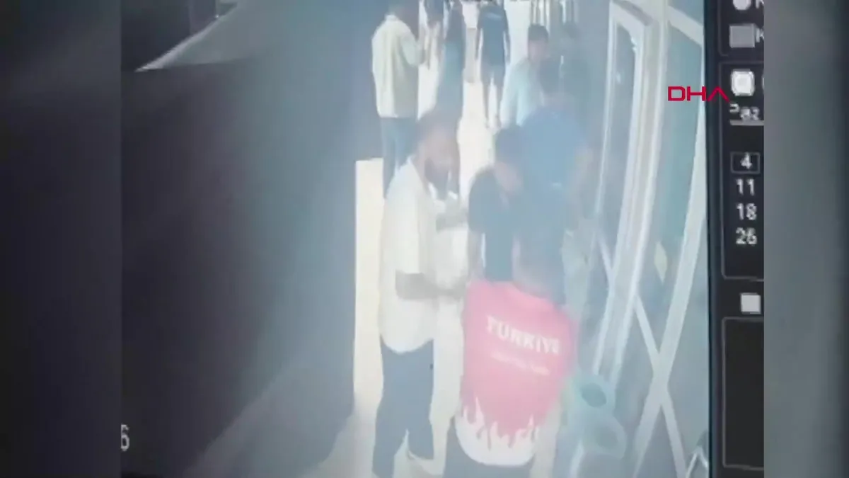 Azerbaycanlı eski federasyon başkanına bıçaklı saldırı anı kamerada | Video videosunu izle Azerbaycanlı eski federasyon başkanına bıçaklı saldırı anı kamerada | Video videosunu izle