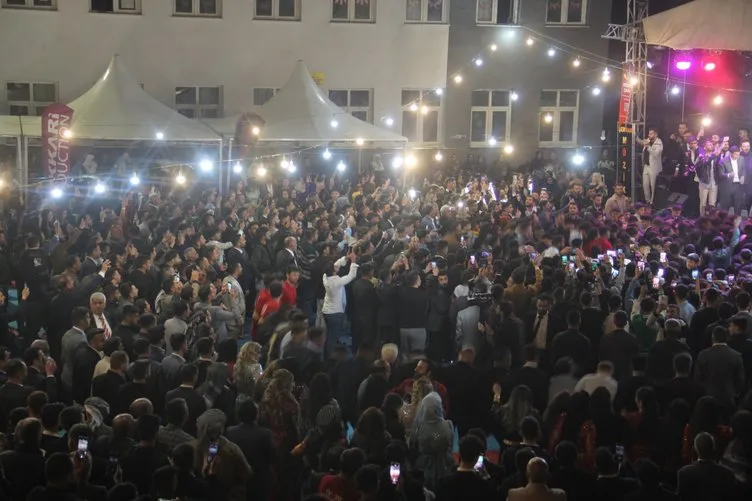 Aşiret düğününde altın şov: Kilo kilo taktılar!