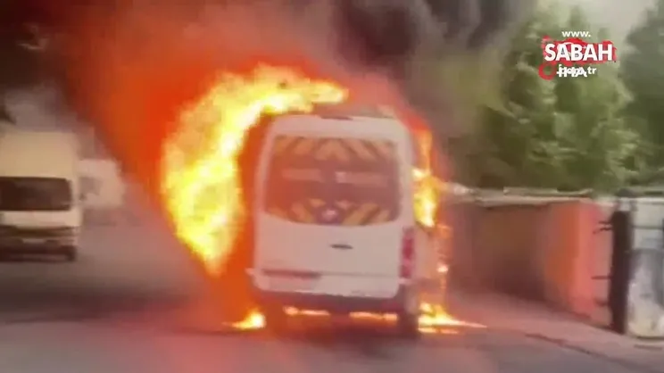 Ümraniye'de servis aracı alev alev yandı | Video