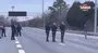 ABD’de polisler yolu trafiğe kapatan adama kurşun yağdırdı | Video
