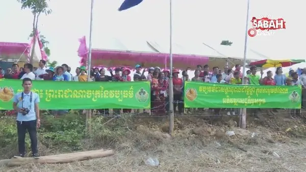 Kamboçya’daki öküz yarışı renkli görüntüler oluşturdu