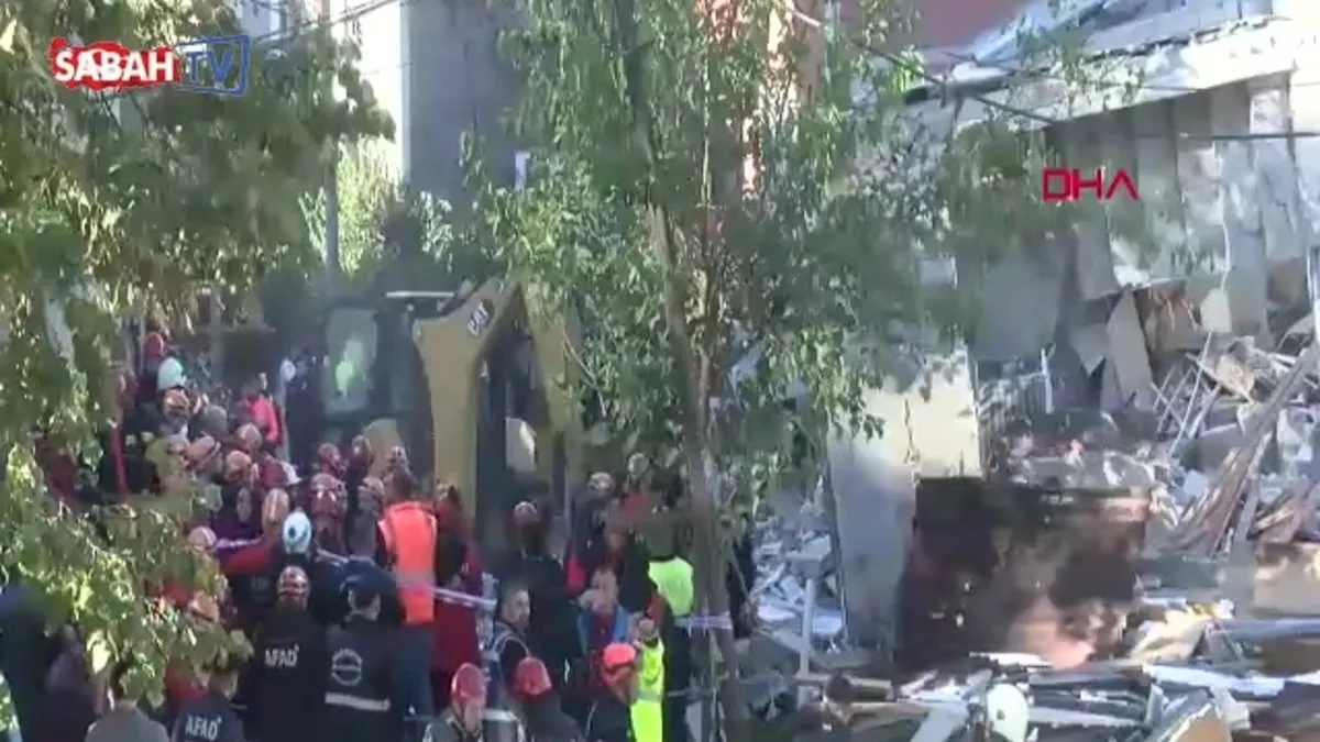 Gebze’de 7 katlı bina çöktü; 5 kişilik aileye ulaşılmaya çalışılıyor | Video videosunu izle Gebze’de 7 katlı bina çöktü; 5 kişilik aileye ulaşılmaya çalışılıyor | Video videosunu izle