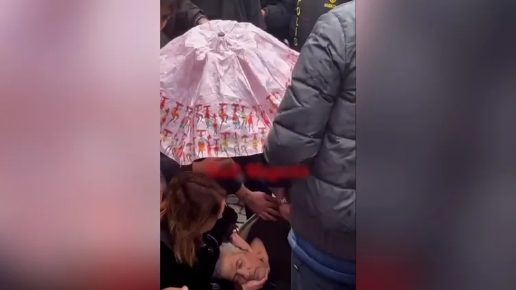 Ferdi Tayfur’un büyük oğlu Timur Turanbayburt cenaze törenin baygınlık geçirdi! İşte o anlar...