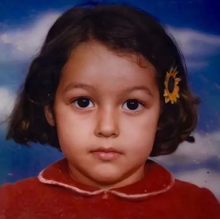 Koca gözleri ve kısa saçlarıyla bu minik kızı tanıyabildiniz mi? Şimdilerde ekranların en parlayan yıldızı!