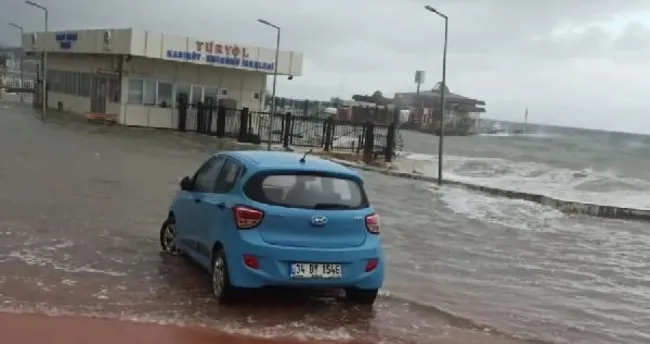 Yalova’da deniz ile kara birleşti: İDO seferleri iptal! Yalova’da deniz ile kara birleşti: İDO seferleri iptal!