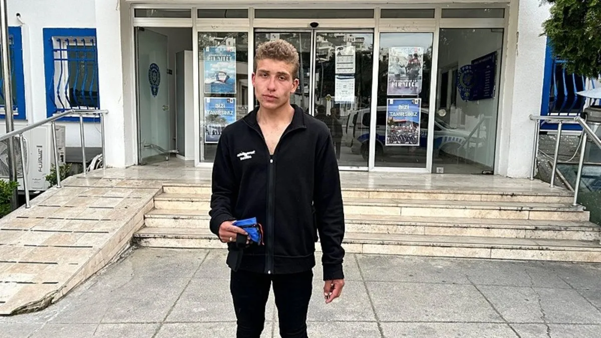 Çöpten altın buldu, emniyete teslim etti