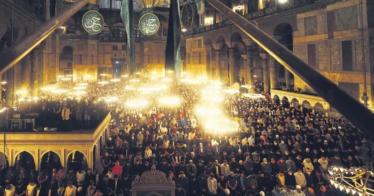 Camiler doldu taştı