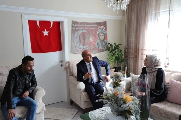 sehit-annesi-umre-parasini-konteyner-kampanyasina-bagisladi-1677572195192.jpg