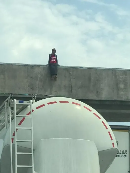 İntihar için çıktıÄı üst geçitte bayılıp, TIR'ın üzerine düÅtü