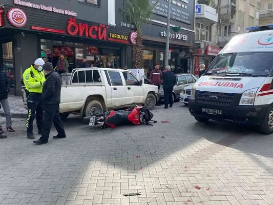 Manisa’da motosikletle otomobil çarpıştı: 3 yaralı
