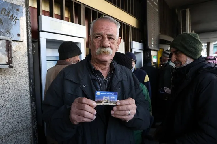 SON DAKİKA… Suriye’de 10 gün sonra bankalar açıldı! Halk para bulamadı: 5 liramız bile kalmamış!