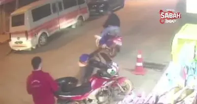 Yanlışlıkla gaza bastı, arkadaşı motosikletten düştü | Video