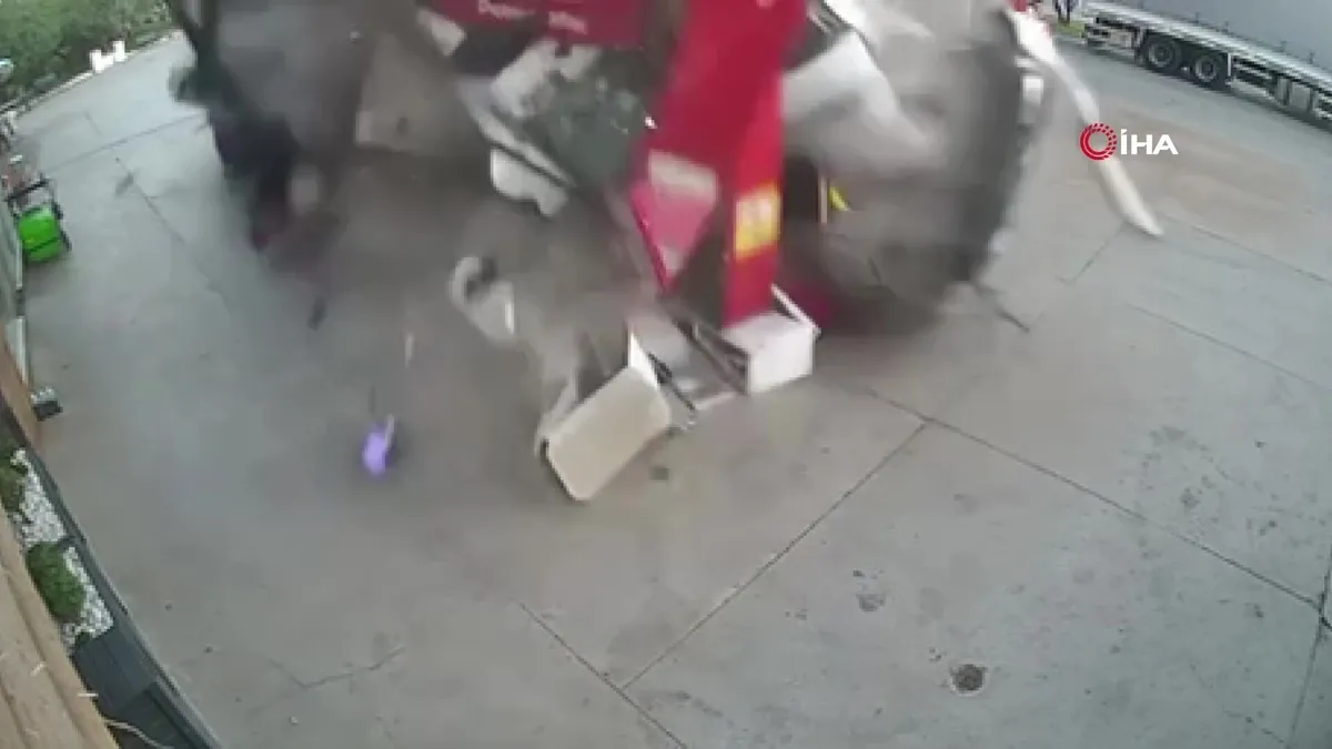 Kömür yüklü tır benzinliğe böyle daldı! Dehşet veren kaza anı kamerada | Video videosunu izle Kömür yüklü tır benzinliğe böyle daldı! Dehşet veren kaza anı kamerada | Video videosunu izle