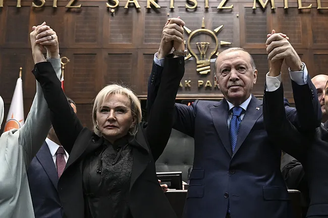 istanbul-milletvekili-nimet-ozdemir-ak-partiye-katildi-rozetini-baskan-erdogan-takti-1782302371791.jpeg İstanbul Milletvekili Nimet Özdemir AK Parti'ye katıldı! Rozetini Başkan Erdoğan taktı