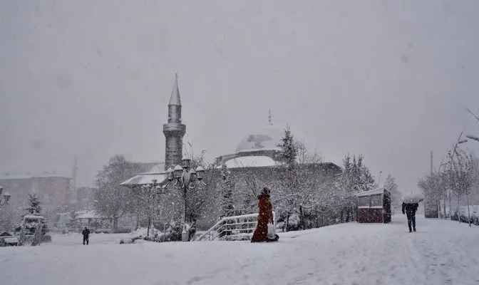 Erzurum’da kar yağışı nedeniyle okullar bir gün tatil edildi