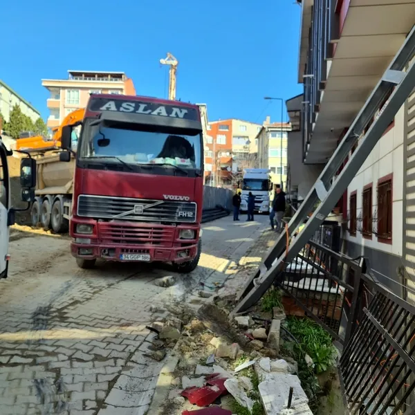 el-frenini-cekmeyi-unutup-hafriyat-kamyonunu-durdurmaya-calisan-kamyon-soforu-apartman-bosluguna-duserek-oldu-1772443089712.jpg