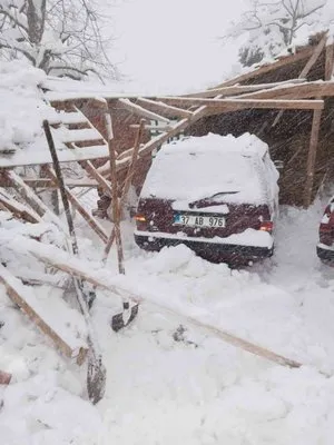 Çatısı kara dayanamayan garaj, araçların üzerine çöktü